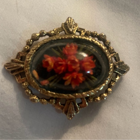 Vintage Brooch with Dried Flowers and Gold Accents - Picture 3 of 7